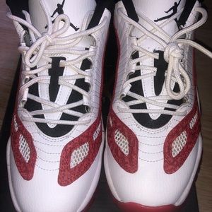 Jordan Retro 11 LOW IE Grade School size 7